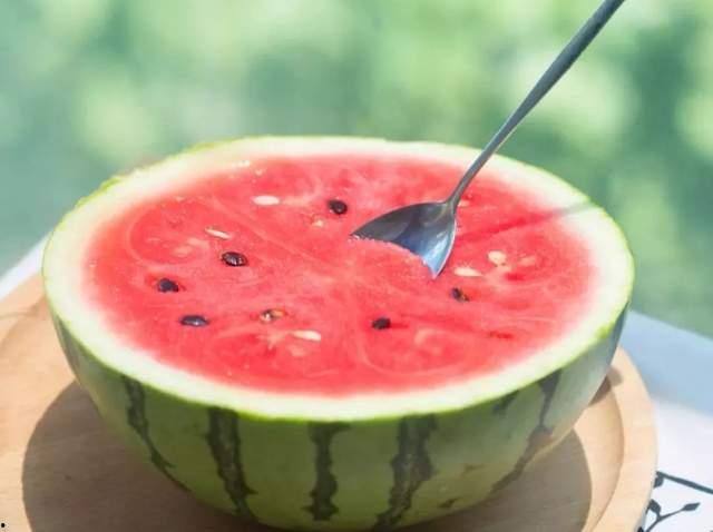别忘了吃瓜,别让美食错过，轻松享受生活乐趣